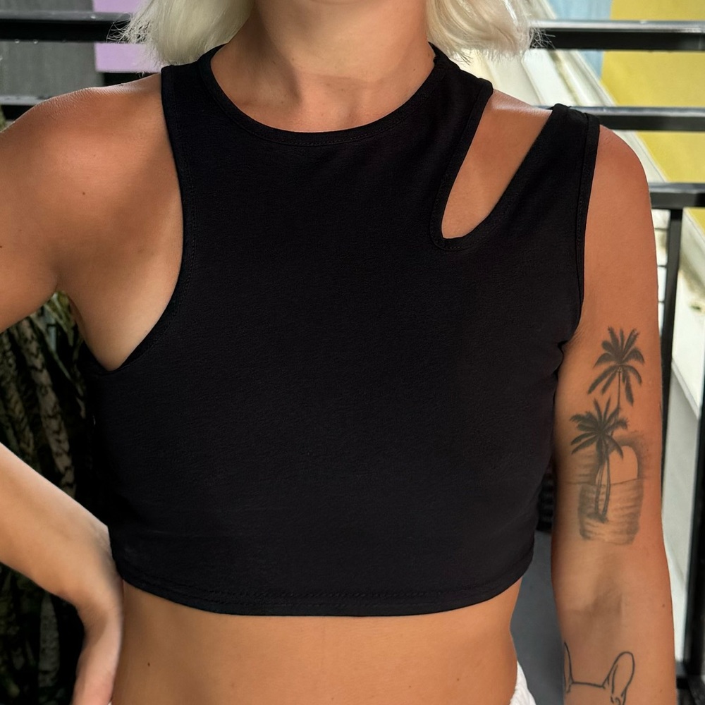 PRETTYLITTLETHING Black keyhole crop top - Picture 3 of 6